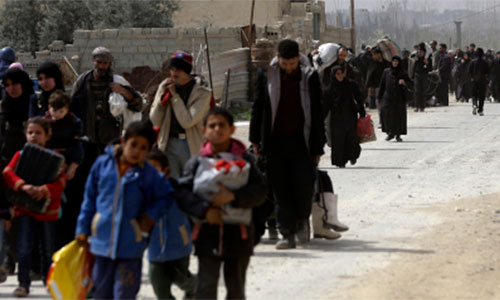 Miles de civiles abandonan Ghouta Oriental a través de un corredor seguro